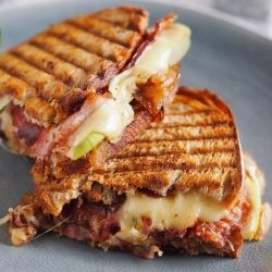 KAVURMA KAŞARLI TOST